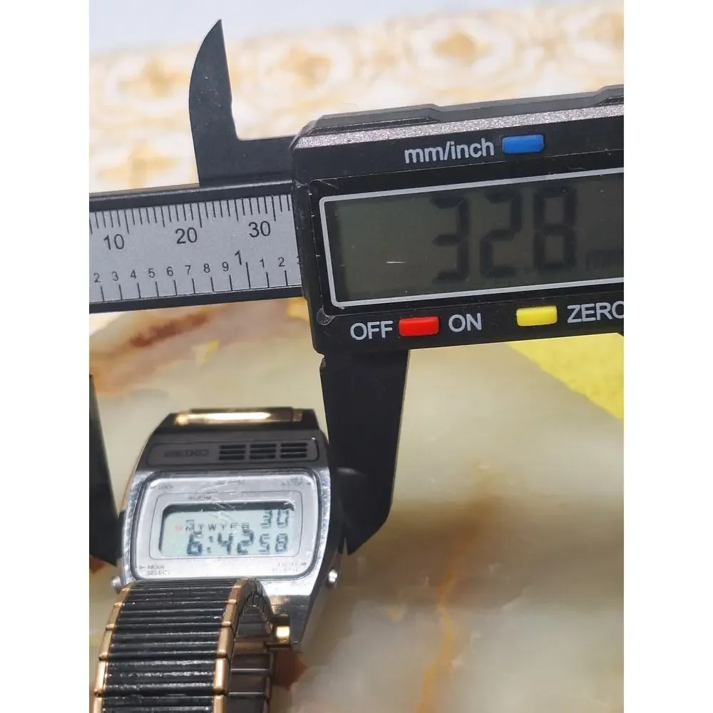 Vintage Seiko A638-5009 LCD Digital Alarm Watch Japan 1980s Quartz 33mm